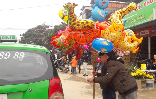 Nhung dua tre lam lui ban bong bay kiem tien trong phien cho tet