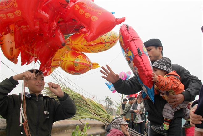 Nhung dua tre lam lui ban bong bay kiem tien trong phien cho tet