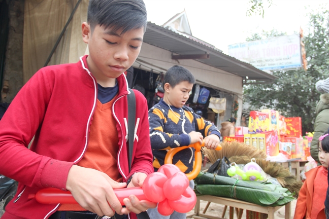 Nhung dua tre lam lui ban bong bay kiem tien trong phien cho tet