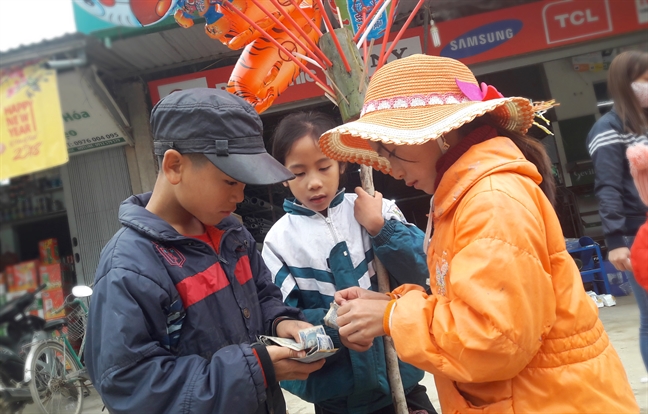 Nhung dua tre lam lui ban bong bay kiem tien trong phien cho tet