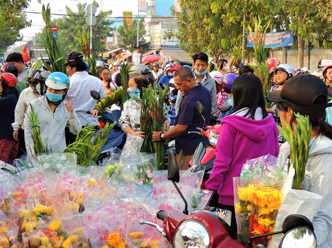 Nguoi Sai Gon do xo mua hoa qua  'dai ha gia' o cho dau moi sang 30 tet