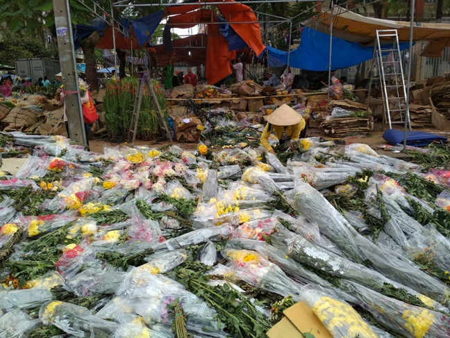 Hoa chat thanh 'nui' ngay 30 tet, tieu thuong khoc rong