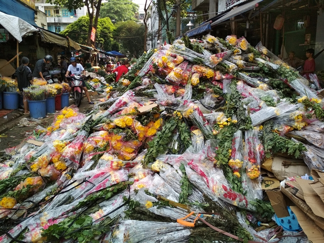 Hoa chat thanh 'nui' ngay 30 tet, tieu thuong khoc rong