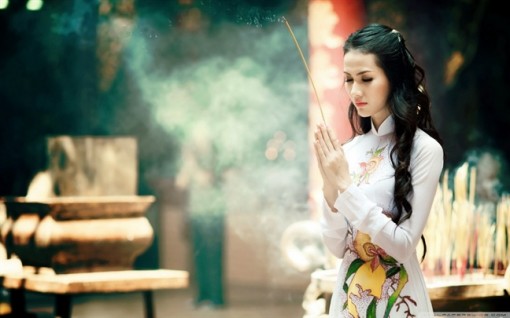 5 kiểu trang phục nên tránh khi đi lễ chùa ngày đầu năm