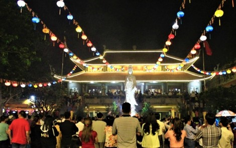 Sau giao thừa, người Sài Gòn đi chùa lễ Phật, cầu bình an năm mới