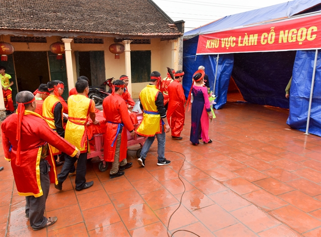 Le hoi can trong khau to chuc: giam hinh anh bao luc, nhech nhac