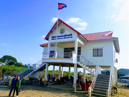 Doc dao ngoi cho toan ‘hang hieu’ vung bien gioi