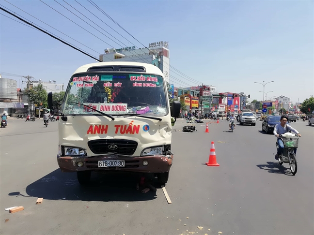 Oto khach lua gan 10 xe may, nhieu nguoi nam la liet tren dai lo Binh Duong