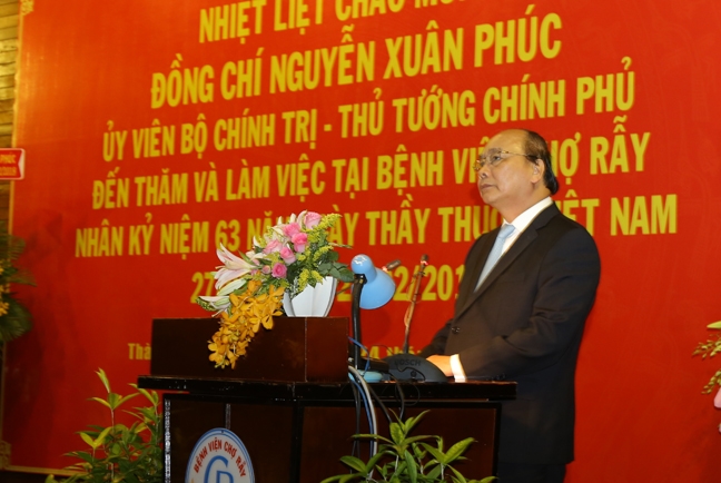 Thu tuong Nguyen Xuan Phuc mang den benh vien Cho Ray mon qua dac biet