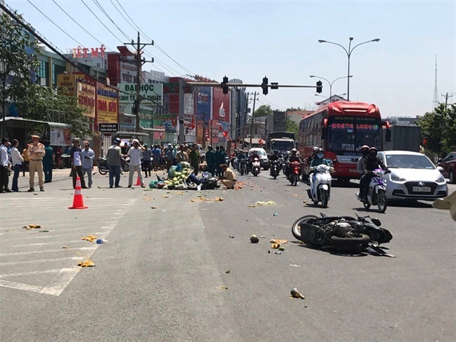 Nhan chung ke lai vu o to dien tong nhieu nguoi kinh hoang o Binh Duong