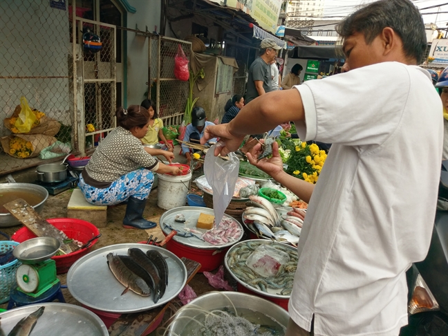 Di cho sam le cung via Than tai voi 100.000 dong