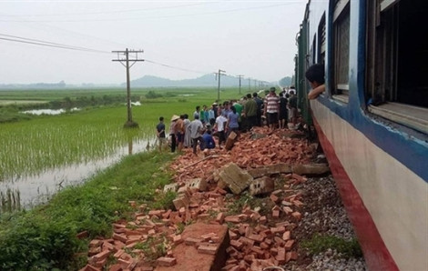 Hai đoàn tàu đối đầu tại ga Dầu Giây, kịp dừng lại khi cách nhau 10m