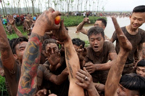 Hàng trăm thanh niên giẫm đạp cướp phết trong lễ hội Hiền Quan