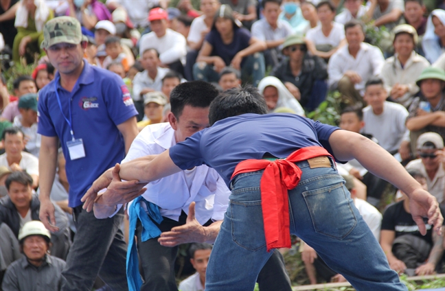 Hang ngan nguoi chen chan xem trai lang dau vat o hoi den vua Mai