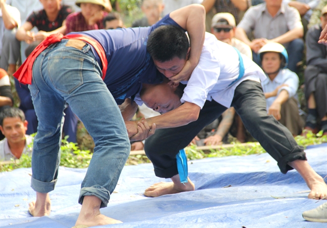 Hang ngan nguoi chen chan xem trai lang dau vat o hoi den vua Mai