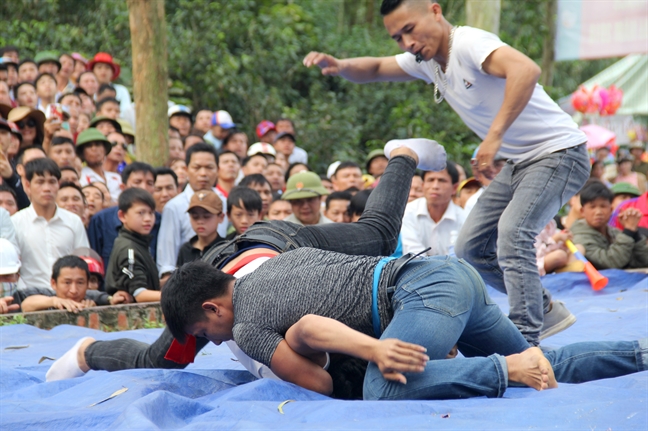 Hang ngan nguoi chen chan xem trai lang dau vat o hoi den vua Mai