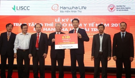 Hanwha Life Việt Nam tặng 8.149 thẻ bảo hiểm y tế cho người nghèo