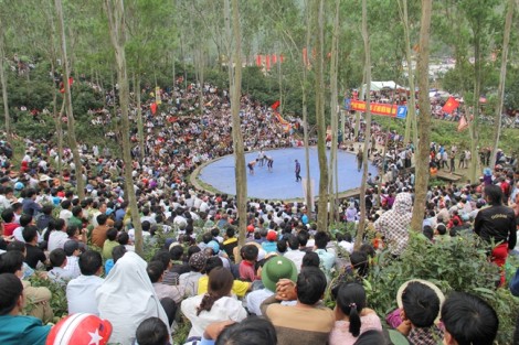 Hàng ngàn người chen chân xem trai làng đấu vật ở hội đền vua Mai