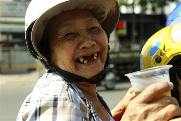 Banh mi, nuoc suoi mat lanh mien phi cho khach hanh huong le hoi Chua Ba