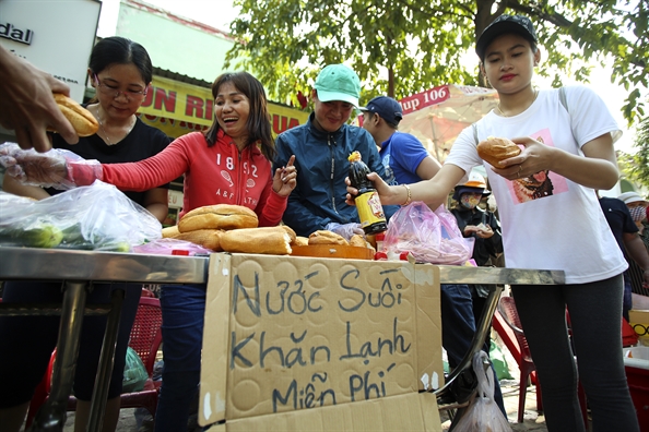 Banh mi, nuoc suoi mat lanh mien phi cho khach hanh huong le hoi Chua Ba