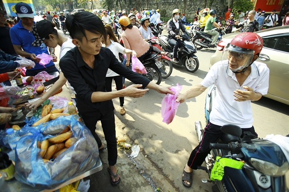 Banh mi, nuoc suoi mat lanh mien phi cho khach hanh huong le hoi Chua Ba