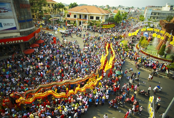 Le ruoc Ba Thien Hau day sac mau tren duong pho Thu Dau Mot