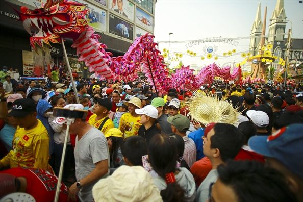 Le ruoc Ba Thien Hau day sac mau tren duong pho Thu Dau Mot