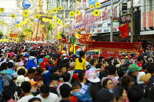 Le ruoc Ba Thien Hau day sac mau tren duong pho Thu Dau Mot