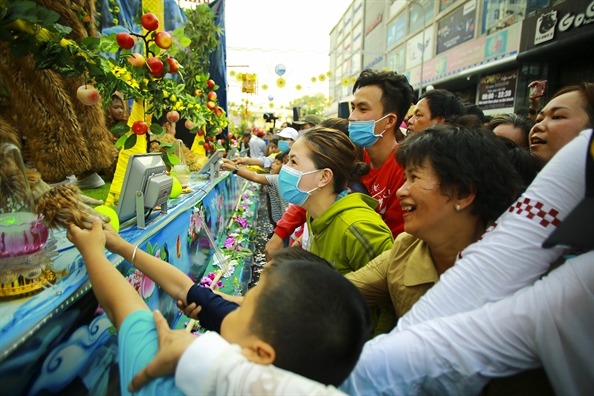 Le ruoc Ba Thien Hau day sac mau tren duong pho Thu Dau Mot