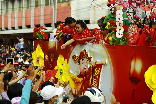 Le ruoc Ba Thien Hau day sac mau tren duong pho Thu Dau Mot