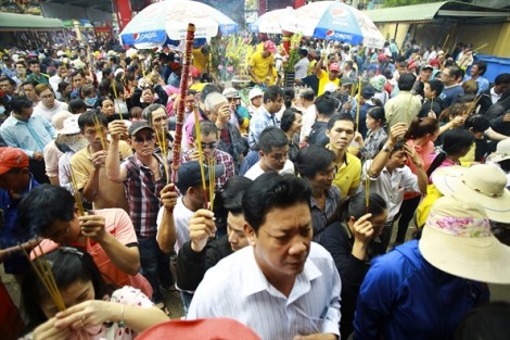 Hàng ngàn du khách chen lấn, xô đẩy hỗn loạn xin lộc ở chùa Bà Thiên Hậu