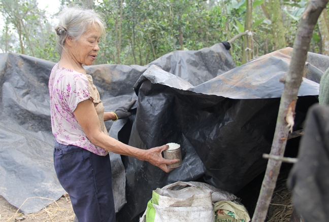 Nu ‘di nhan’ cang bat song ben canh mo cha me trong nghia dia de bao hieu