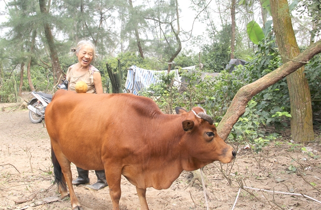 Nu ‘di nhan’ cang bat song ben canh mo cha me trong nghia dia de bao hieu