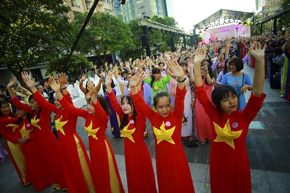 3.000 ta ao dai tung bay tren duong di bo Nguyen Hue