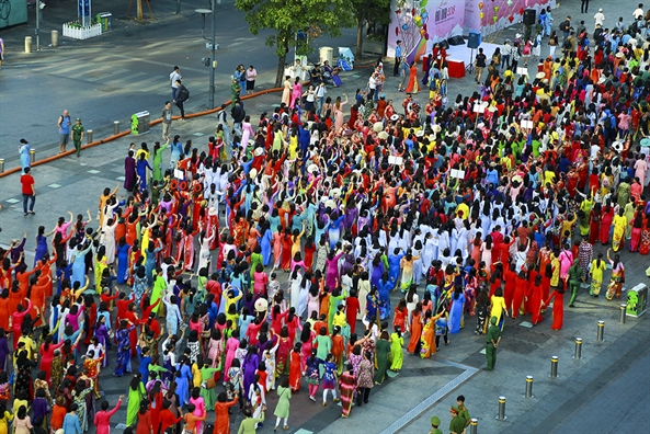 3.000 ta ao dai tung bay tren duong di bo Nguyen Hue