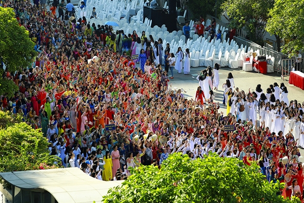 3.000 ta ao dai tung bay tren duong di bo Nguyen Hue