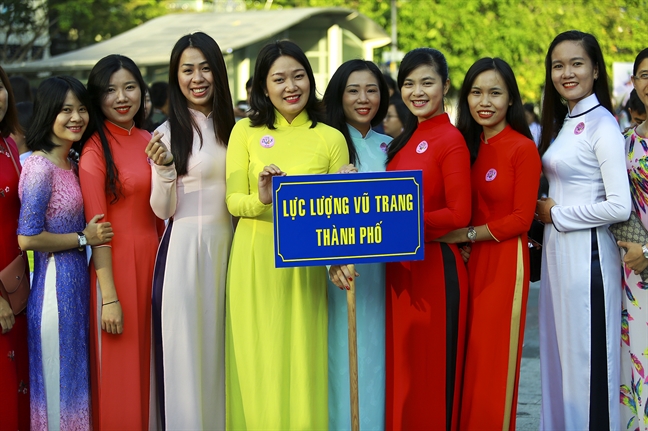 3.000 ta ao dai tung bay tren duong di bo Nguyen Hue