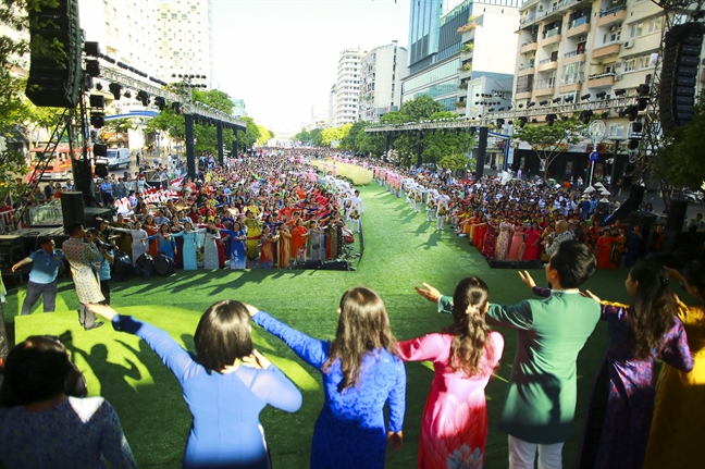 3.000 ta ao dai tung bay tren duong di bo Nguyen Hue