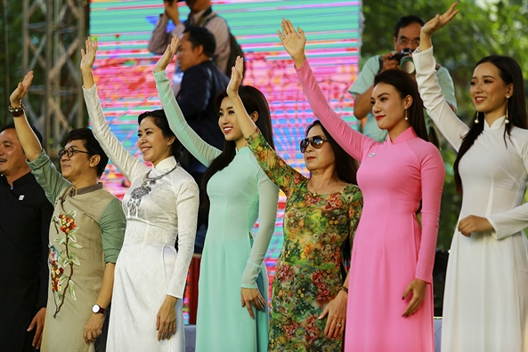 3.000 ta ao dai tung bay tren duong di bo Nguyen Hue