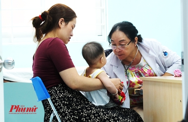 4 ngay trien khai kham benh ghi chung minh nhan dan: Benh nhan, bac si 'la lang'