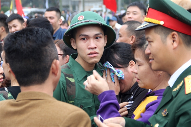 Tan binh bin rin chia tay nguoi than len duong nhap ngu