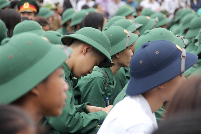 Tan binh bin rin chia tay nguoi than len duong nhap ngu