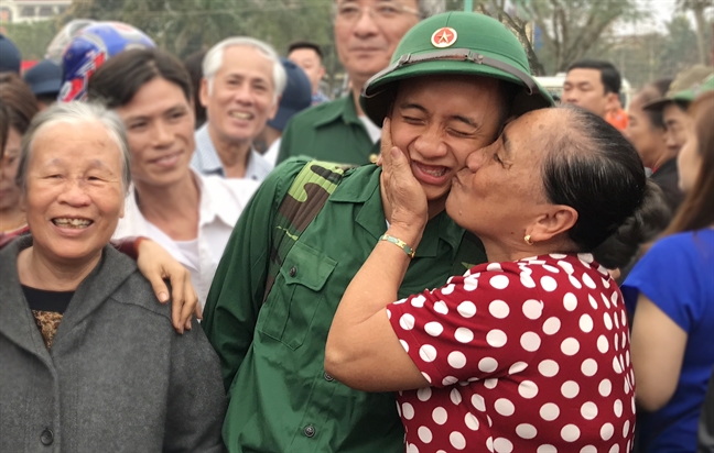 Tan binh bin rin chia tay nguoi than len duong nhap ngu