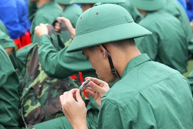 Tan binh bin rin chia tay nguoi than len duong nhap ngu