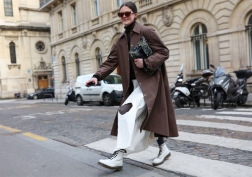 Áo khoác dáng dài khuấy động sàn diễn đường phố tuần lễ thời trang Paris