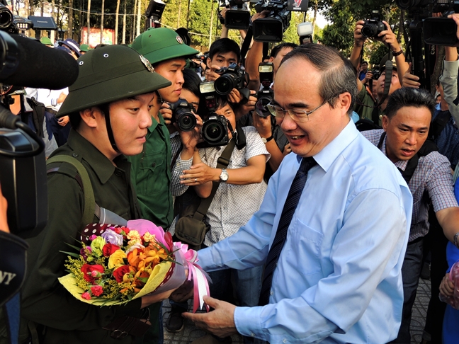 Bi thu Thanh uy TP.HCM Nguyen Thien Nhan: 'Thanh nien di bo doi la tu hao nhat'