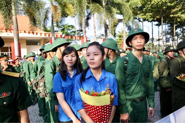 Yeu mau ao xanh, hai co gai tre bo luong 10 trieu len duong nhap ngu