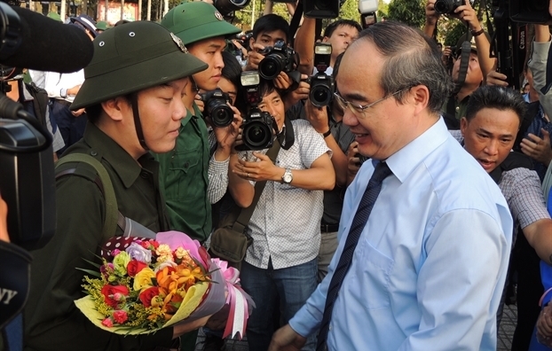 Bi thu Thanh uy ke ve quang doi quan ngu, truyen cam hung cho cac tan binh