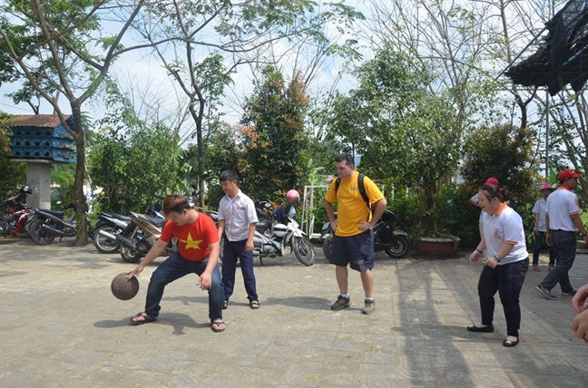 Hinh anh de thuong cua hai quan My voi tre em da cam o Da Nang