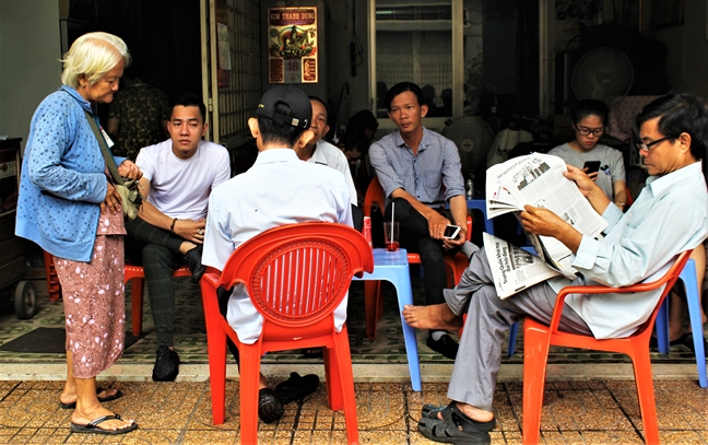 Ba lao 75 tuoi 20 nam ban ve so le duong Sai Gon nuoi chau tan tat